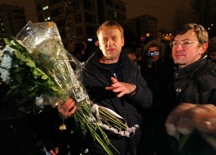 Alexeï Navalny à sa sortie de prison, le 21 décembre 2011 à Moscou. Il remonte trois jours plus tard sur scène, afin de poursuivre le mouvement de contestation contre Vladimir Poutine. (ANDREY STENIN / RIA NOVOSTI / AFP)