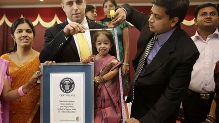 A 18 ans, l'Indienne Jyoti Amge a &eacute;t&eacute; homologu&eacute;e par les officiels du Guiness Book plus petite femme du monde avec ses 61,95 cm &agrave; Nagpur (Inde), le 16 d&eacute;cembre 2011. (MANISH SWARUP / AP / SIPA)