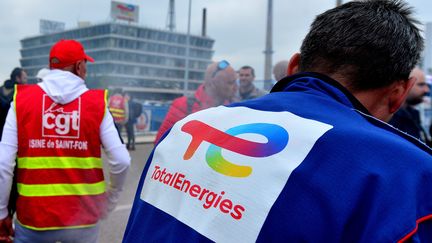 Un rassemblement organisé par la CGT devant la raffinerie TotalEnergies de Feyzin (Rhône) le 11 octobre 2022 (RICHARD MOUILLAUD / MAXPPP)