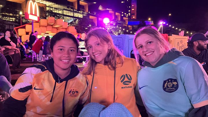 Mel, Maya et Alice dans le public de la fan zone pour le match entre l'Australie et le Canada, le 31 juillet 2023. (MAYLICE LAVOREL / FRANCEINFO SPORTS)