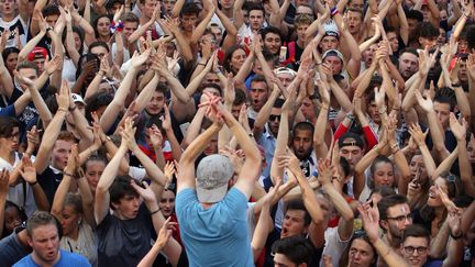 Le clapping est désormais entré dans la tradition des supporters français, comme ici à Lille après le coup de sifflet final. (MAXPPP)