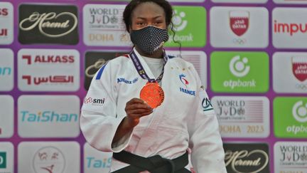 Clarisse Agbegnenou après avoir remporté une nouvelle médaille d'or au Masters de judo à Doha (KARIM JAAFAR / AFP)