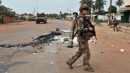 Un soldat fran&ccedil;ais patrouille &agrave; Bangui (Centrafrique),&nbsp;le 9 f&eacute;vrier 2014. (ISSOUF SANOGO / AFP)