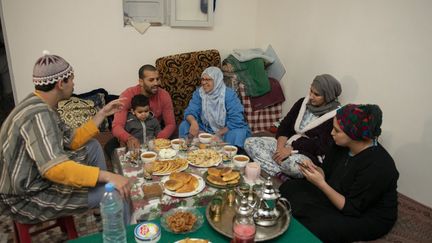 Rupture du jeûne dans une famille marocaine de Rabat en avril 2020. (JALAL MORCHIDI / ANADOLU AGENCY)