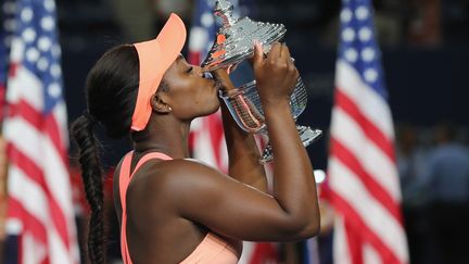 Sloane Stephens embrasse le trophée de l'US Open, son premier du Grand Chelem (ELSA / GETTY IMAGES NORTH AMERICA)