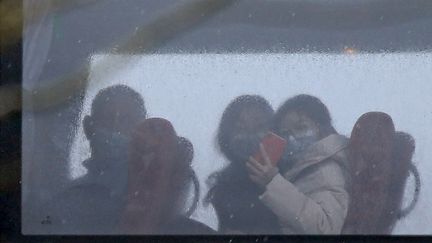 Un bus transportant des citoyens britanniques évacués de Wuhan, en Chine, arrive à l'hôtel&nbsp;Milton Keynes, à Londres, le 9 février 2020. (ISABEL INFANTES / AFP)