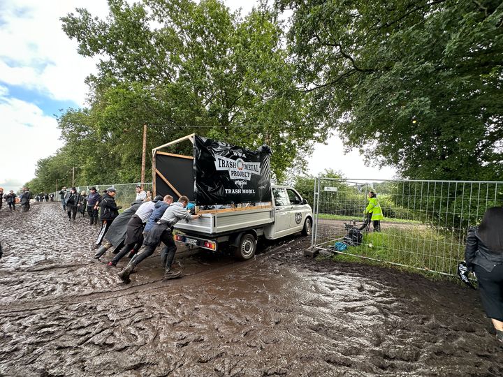 Les véhicules embourbés au Wacken Open Air allemand, le 2 août 2023. (SANDRINE MULAS / HANS LUCAS / AFP)