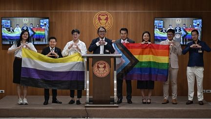 Abgeordnete der Move Forward Party (MFP) während einer Pressekonferenz vor der Abstimmung des Senats über das Gesetz zur gleichgeschlechtlichen Ehe im thailändischen Parlament in Bangkok, 18. Juni 2024. (LILLIAN SUWANRUMPHA / AFP)