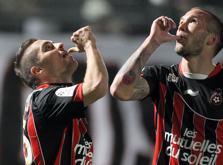 Les joueurs de Nice Anthony Mounier et Didier Digard f&ecirc;tent un but contre Valenciennes, le 17 d&eacute;cembre 2011. (VALERY HACHE / AFP)