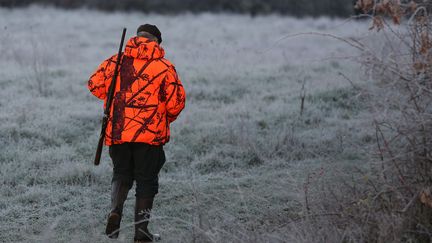 Un chasseur dans la commune de Haux, en Gironde, le 21 janvier 2023. (ROMAIN PERROCHEAU / AFP)