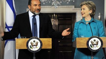 Les chefs de la diplomatie israélienne et américaine, Avigdor Lieberman et Hillary Clinton le 17 juin 2009 (© AFP/KAREN BLEIER)