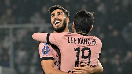 Marco Asensio et Lee Kang-In lors de la rencontre de Ligue 1 entre Angers et Paris, le 9 novembre 2024 au stade Raymond-Kopa. (DAMIEN MEYER / AFP)