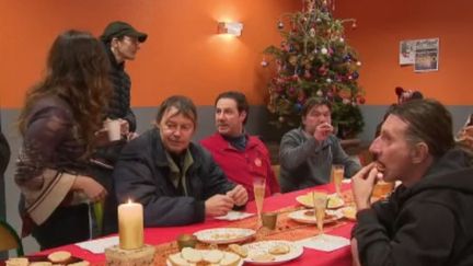 Des cadeaux, un bon repas, ou parfois plus simplement une présence chaleureuse. Mardi 24 décembre, la magie de Noël a fait son œuvre, grâce notamment aux bénévoles des associations qui ont offert un moment festif aux personnes seules et fragilisées. (France 2)