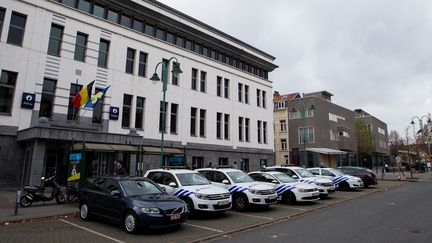 Le commissariat de&nbsp;Molenbeek-Saint-Jean, dans la banlieue de Bruxelles, où plusieurs personnes ont été placées en garde à vue&nbsp;après les attaques meurtrières de Paris.&nbsp; (KRISTOF VAN ACCOM / BELGA MAG / AFP)