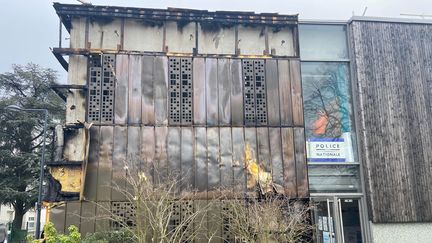 La façade du commissariat de police de l'Argonne à Orléans a été fortement endommagée par l'incendie. (SARAH BOURLETIAS / MAXPPP)