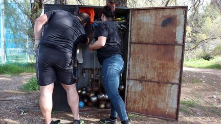 Les vestiaires (si, si!) de l'&eacute;quipe grecque de lancer du marteau, le 3 avril 2012 &agrave; Ath&egrave;nes (Gr&egrave;ce).&nbsp; (THANASSIS STAVRAKIS / AP / SIPA / AP)