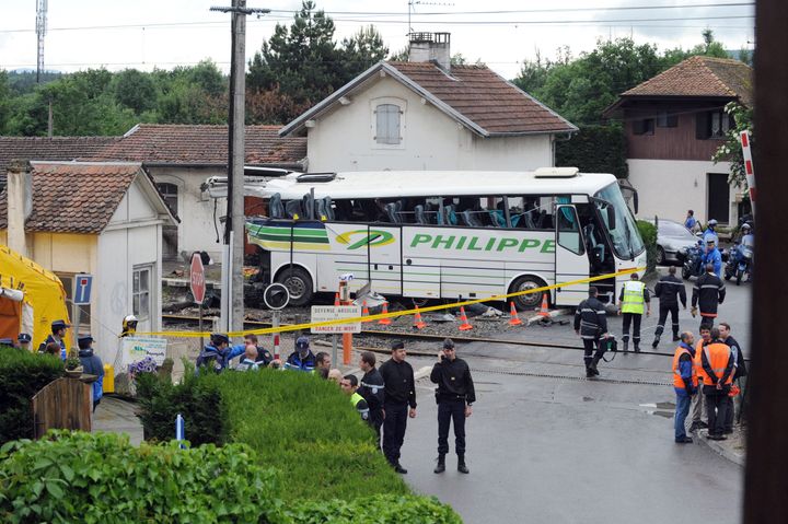 Un bus&nbsp;transportant des enfants&nbsp;en sortie scolaire est percut&eacute; par&nbsp;un train r&eacute;gional, sur un passage &agrave; niveau d&rsquo;Allinges (Haute-Savoie), le 2 juin 2008. (JEAN-PIERRE CLATOT / AFP)