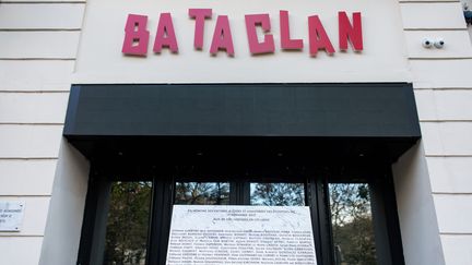 Une plaque commémorative devant le Bataclan en hommage aux victimes des attaques du 13 novembre 2015.&nbsp; (AURELIEN MORISSARD / MAXPPP)