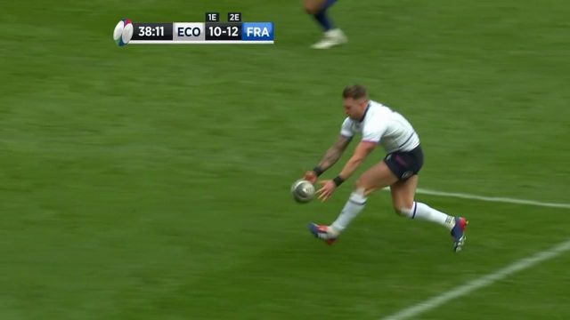 La France s'en sort bien ! Les Écossais font mal aux Bleus à la relance et Stuart Hogg pense prendre la direction de l'en-but pour marquer en contre. Mais l'arrière commet un en-avant au dernier moment.