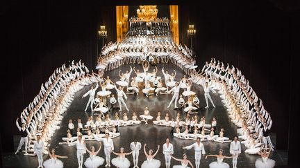 "Sur cette photo du défilé, ils sont tous là ! J'adore les voir défiler (ce sera l'un des évènements du gala du 4 octobre retransmis sur Culturebox à partir de 20h30). C'est une magnifique compagnie qui est impatiente de découvertes..."
Un livre relate les années Brigitte Lefèvre à l'Opéra de Paris : "1992-2014 Ballet de l'Opéra naional de Paris" (ouvrage disponible à la librairie de l'Opéra Garnier)
 (Elena Bauer/Opéra national de Paris)