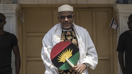 Nnamdi Kanu, le leader du mouvement indépendantiste biafrais IPOB, photographié devant chez lui à Umuahia, au Nigeria, le 26 mai 2017. (STEFAN HEUNIS / AFP)