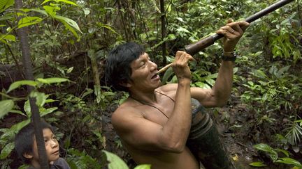 Santiago, un&nbsp;Indien de la tribu Makuna, en Amazonie, recontré lors d'une expédition de "La Boudeuse", en novembre 2004. (ERIC FEFERBERG / AFP)