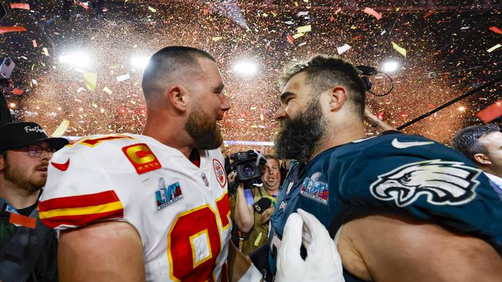 Travis Kelce (à gauche) et son frère Jason, lors du 57e Super Bowl, le 12 février 2023. (SIPA)