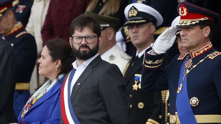 Le président du Chili Gabriel Boric&nbsp;assiste à une parade militaire, le 19 septembre 2022. (CLAUDIO REYES / AFP)