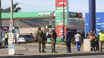 Des soldats et des policiers près du poste frontalier d'Oshoek entre l'eSwatini et l'Afrique du Sud, le 1er juillet 2021. (- / AFP)