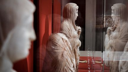 Statues funéraires de Cyrène, en Libye orientale, exposées au Louvre, à Paris (21 mai 2021) (ALAIN JOCARD / AFP)