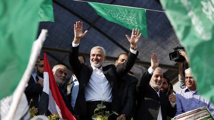 Isma&iuml;l Haniyeh,&nbsp;chef du gouvernement du Hamas &agrave; Gaza, salue la foule apr&egrave;s la fin du conflit qui a oppos&eacute; Gaza &agrave; Isra&euml;l, le 22 novembre 2012. (SUHAIB SALEM / REUTERS)