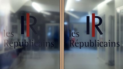 Le logo du parti Les Républicains sur la façade du siège (photo d'illustration) ( ALEXANDRE MARCHI / MAXPPP)