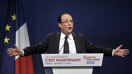 Fran&ccedil;ois Hollande lors d'un meeting au Z&eacute;nith de Dijon (C&ocirc;te-d'Or), le 3 mars 2012. (JEFF PACHOUD / AFP)