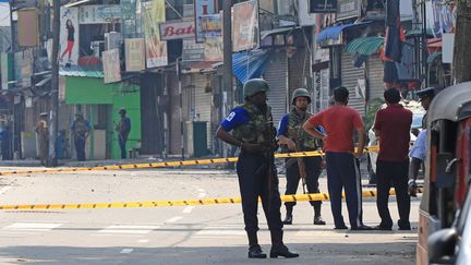 Trois jours après les attentats qui ont frappé le pays, des soldats bloquent une route à Colombo, au Sri Lanka, mercredi 24 avril 2019. (ATSUSHI TAKETAZU / YOMIURI / AFP)