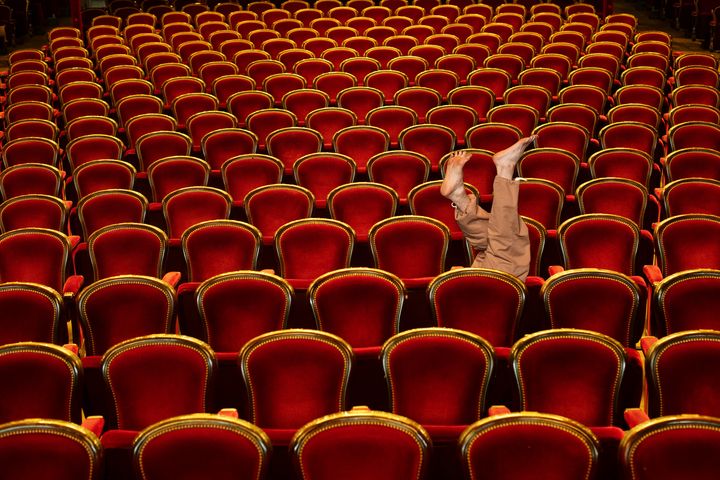 Un danseur jouant à cache-cache entre les fauteuils du Théâtre du Châtelet, durant la préparation du film "En corps" de Cédric Klapisch. (CEDRIC KLAPISCH)