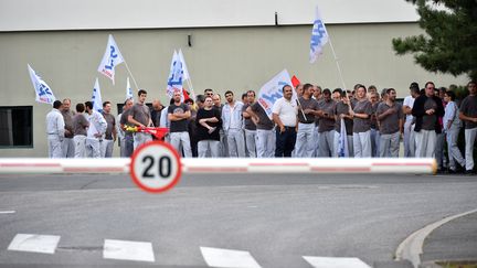 Ouvriers de Bosch à Rodez (Aveyron) en août 2016, avant la visite du ministre de l'Économie Emmanuel Macron. (REMY GABALDA / AFP)