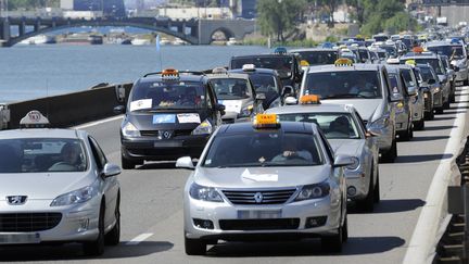 Les taxis devront informer leurs clients de leur impact carbone. (PHILIPPE DESMAZES / AFP)