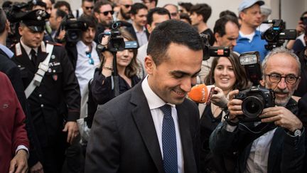 Luigi Di Maio, leader du Mouvement 5 étoiles, parle aux médias après une rencontre avec les responsables de la Ligue, le 11 mai 2018, à Rome. (ANDREA RONCHINI / NURPHOTO / AFP)