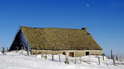 Une maison enneigée dans le département de l'Aveyron. (PATRICE THEBAULT / ONLY FRANCE / AFP)