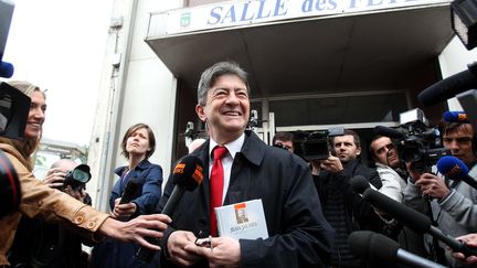 Le leader du Front de Gauche, Jean-Luc Melenchon, au bureau de vote central de la 11e circonscription du Pas-de-Calais, &agrave; H&eacute;nin-Beaumont. (DELPHINE PINEAU  / VOIX DU NORD / MAXPPP)