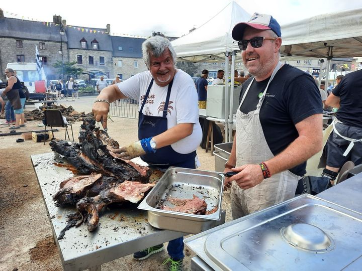 Les découpeurs de sangliers pour le banquet lors du championnat du monde de lancer de menhirs, en Bretagne.&nbsp; (AGATHE MAHUET / RADIO FRANCE)