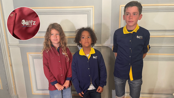 Metz City Hall has presented the overshirts that will be worn by students from the six schools involved in the uniform experiment. (EMMA STEVEN / RADIOFRANCE)