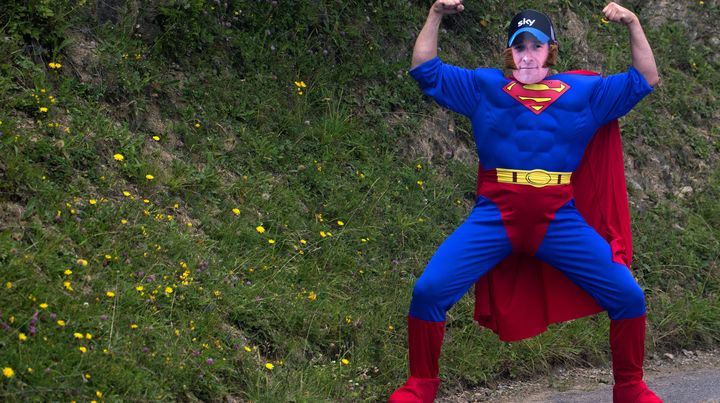 Faute d'avoir les droits sur le comics, francetv info vous propose de contempler cette photo prise &agrave; Bagn&egrave;res-de-Luchon (Haute-Garonne), lors du Tour de France 2012 (le masque repr&eacute;sente le cycliste britannique&nbsp;Bradley Wiggins). (JOEL SAGET / AFP)