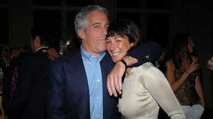 Jeffrey Epstein et Ghislaine Maxwell lors d'une soirée, le 15 mars 2005, à New York (Etats-Unis).&nbsp; (PATRICK MCMULLAN / GETTY IMAGES)