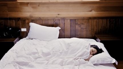 Premier conseil pour bien dormir : s'hydrater tout au long de la journée et jusqu'au soir 