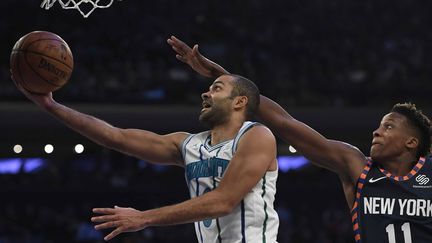 Tony Parker au lay-up défendu par Franck Ntilikina (SARAH STIER / GETTY IMAGES NORTH AMERICA)