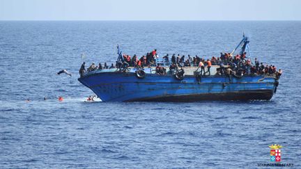 &nbsp; (Plus de 2.500 migrants sont morts depuis le début de l’année, dont 880 la semaine dernière, a déploré l'ONU mardi. Ci-contre, une opération de sauvetage d’un bateau en perdition en large de la Lybie © Reuters)