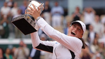 Iga Swiatek a remporté Roland-Garros pour la troisième fois, le 10 juin 2023 à Paris. (THOMAS SAMSON / AFP)