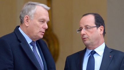 Jean-Marc Ayrault et Fran&ccedil;ois Hollande discutent sur le palier du palais de l'Elys&eacute;e, le 4 janvier 2013. (MIGUEL MEDINA / AFP)