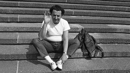 Coluche, le 7 avril 1981 devant le palais de l'Europe à Strasbourg. Il vient d'annoncer le retrait de sa "candidature" à la présidence. (photographie hors livre et exposition)
 (Jean-François Lixon)